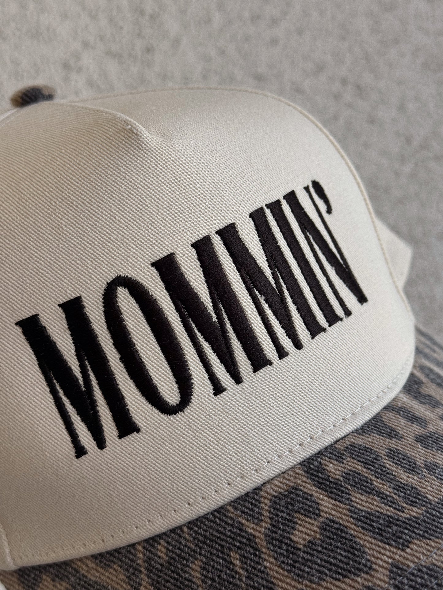 MOMMIN' Trucker Hat